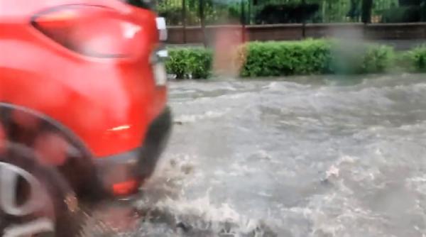 orasul krasnodar sub ape oamenii ies din case cu barca