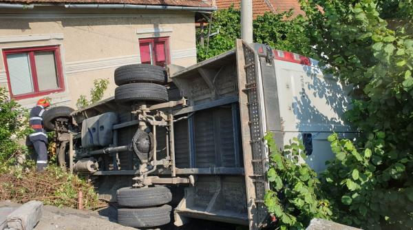 duba incarcata cu cereale rasturnta in curtea unor localnici