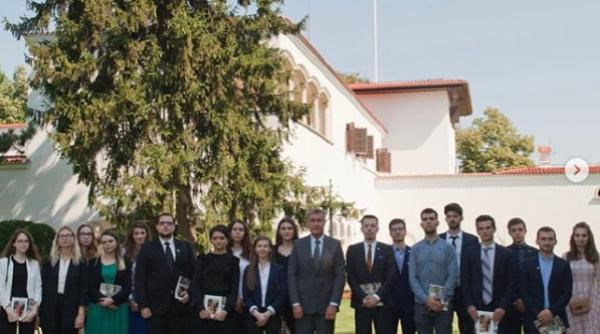 familia regala intalnire cu tinerii functionari la palatul elisabeta