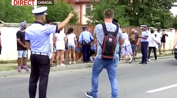 imagini socante la caracal o fata a lesinat in fata casei suspectului