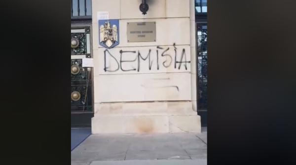 sediul mai vandalizat protest in fata institutiei