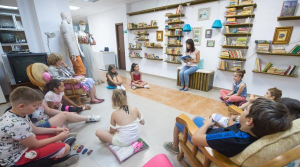 jurnalisti bloggeri si actori se alatura atelierului de poveste