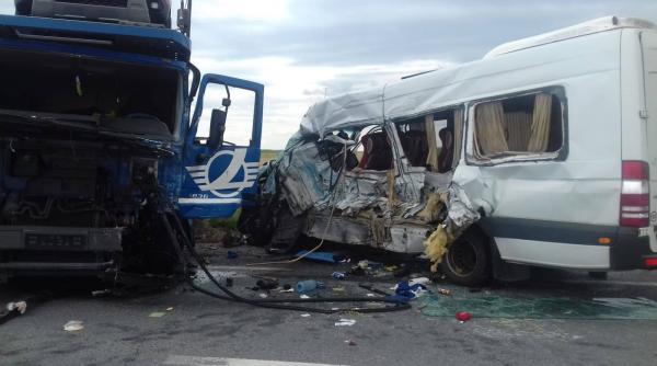 austria romani raniti dupa ce un microbuz s a lovit cu un autoturism