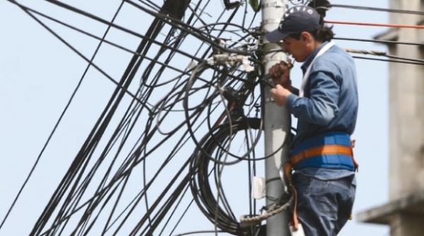 un barbat a murit in timp ce schimba un bec la un stalp de iluminat public