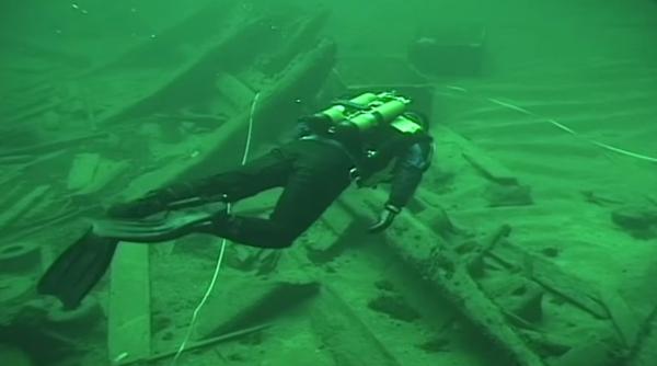 un golf plin de corali din plastic descoperit de scafandri in marea egee