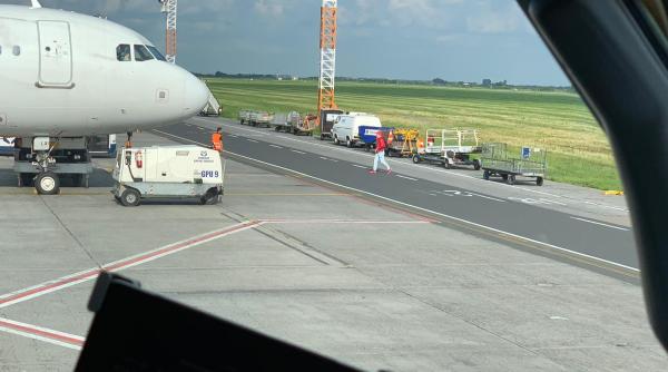zeci de oameni blocati pe aeroport ni s a spus ca sunt probleme tehnice