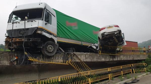accident frontal cu un tir in judetul valcea o femeie de 25 de ani este in stare grava