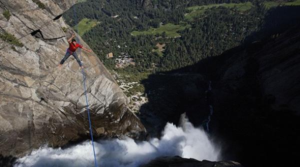 turist roman  mort dupa ce a cazut de pe o stanca  in sua