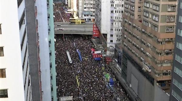 proteste hong kong zboruri anulate avertismentul ferm al autoritatilor chineze