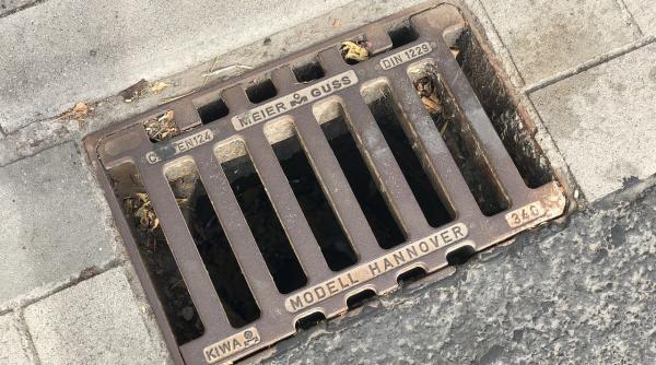 copil cazut intr un canal stradal din bucuresti pompieri politisti si jandarmi il cauta