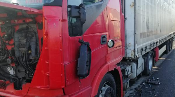 sofer lovit de un tir in timp ce isi repara camionul pe autostrada