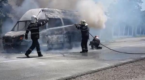 incendiu in busteni o masina a ars in totalitate