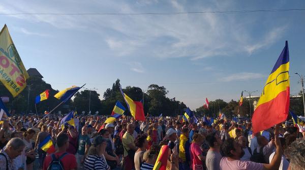 protest 10 august un tanar inarmat cu un cutit a fost saltat de jandarmi
