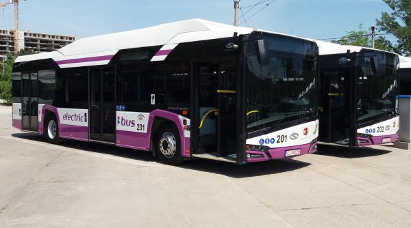 tanar vandalizeaza un autobuz electric din cluj autoritatile il cauta video