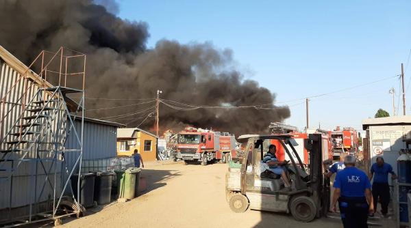 incendiu de proportii in buzau explozii puternice intr o hala in care se afla combustibil