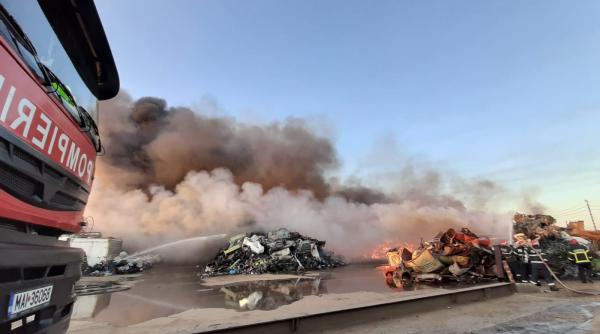incendiu violent la buzau pompier intoxicat cu fum transportat de urgenta la spital