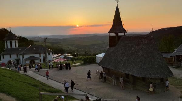 adormirea maicii domnului 15 august minunea de la manastirea nicula mii de credinciosi au venit sa vada foto