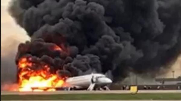 un avion a luat foc pe aeroportul shanon din irlanda zborurile au fost suspendate video