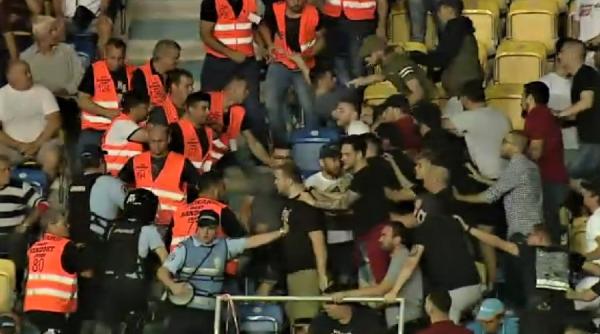 scandal la dinamo ultrasii au oprit autocarul jucatorii au fugit la saftica jandarmii intervin