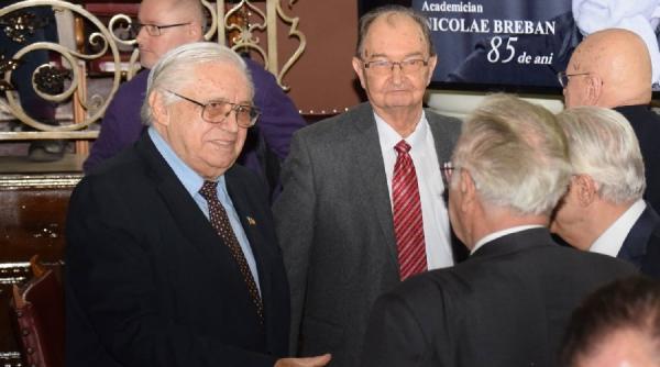 nicolae breban membru al academiei romane se uita scarbiti la steagul romanesc sunt uimit