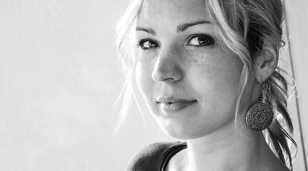 o femeie si a pierdut auzul din cauza betisoarelor de urechi specialistii interzic folosirea lor