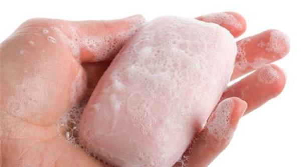 pune sapun sub perna trucul care te scapa de o problema grava