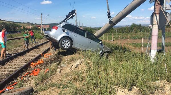 autoturism lovit de tren in jucu de mijloc cluj pompierii intervin pentru descarcerarea soferului