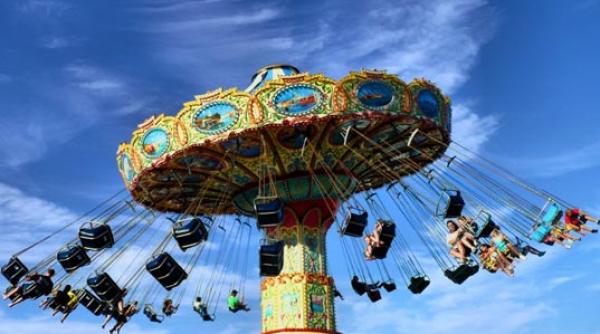 carusel dintr un parc de distractii din germania inchis din cauza asemanarii cu o svastica