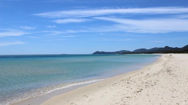 cuplu din franta risca 6 ani de inchisoare dupa ce a luat nisip de pe o plaja din italia amenda de 3 000 de euro