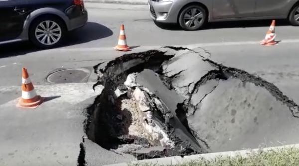 masina inghitita de asfalt in bucuresti dupa ce s a format un crater pe sosea