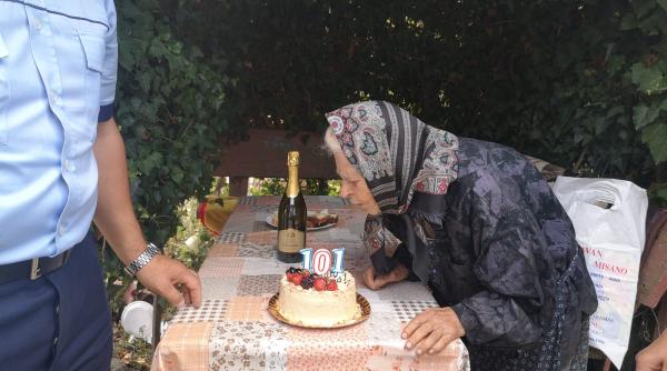 tanti stana batrana de 101 ani care spune poezii