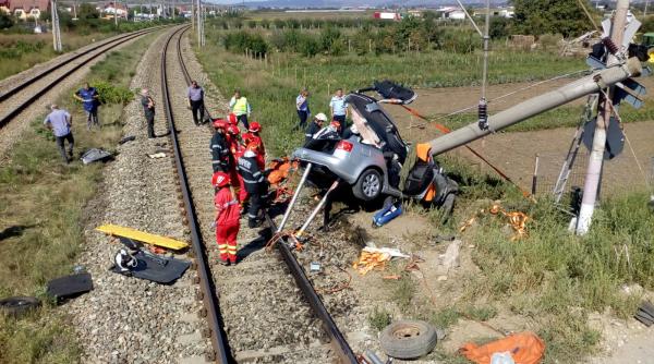 trafic feroviar oprit in judetul cluj masina lovita de tren