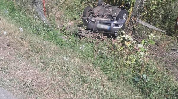 femeie gravida ranita intr un accident s a rasturnat cu masina