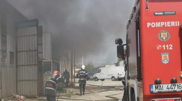 incendiu violent la un depozit de mase plastice din constanta