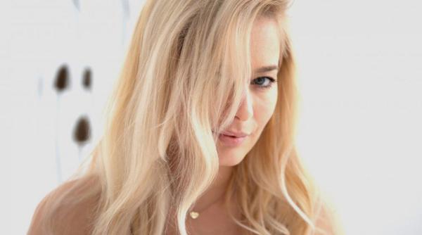 laura cosoi la un pas de sinucidere daca nu erau ei ma aruncam pe geam