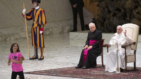 o fetita bolnava a alergat in voie la o audienta cu papa francisc