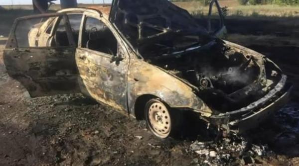 un tanar si a dat foc in masina din cauza tatalui m a distrus mental imi cer scuze mama video