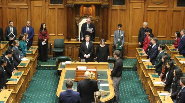 parlamentar cu bebelusul la sedinta dezbateri cu biberonul in mana