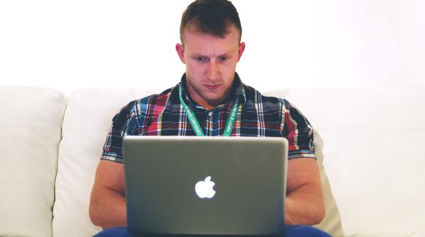 cum sa eviti ca cineva sa se foloseasca de indentitate ta pe internet