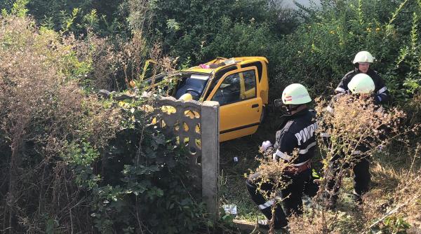 masina rasturnata in gradina unei scoli pasagerii raniti grav