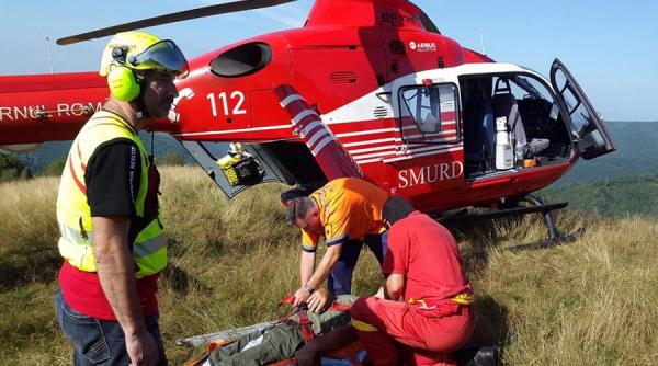 barbat muscat de un sarpe in vie a fost preluat de elicopter