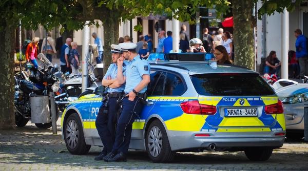 doi politisti si un biciclist batuti de un roman in germania