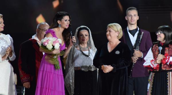 video iuliana tudor  surpriza de proportii pe scena cerbului de aur  ma inclin si raman a dumneavoastra