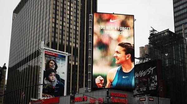 simona halep intr o reclama luminoasa in times square