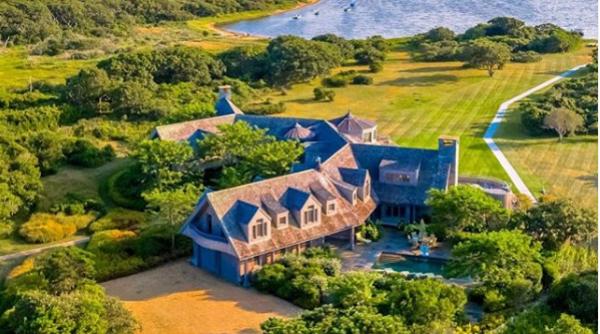 sotii obama cheltuie o avere pentru o proprietate exclusivista se poate ajunge acolo doar barca sau avionul