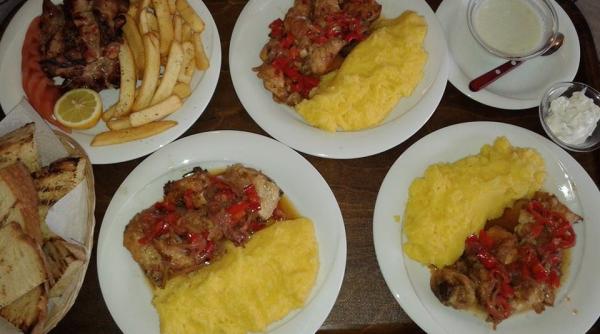 pui in sos de usturoi cu mamaliguta reteta preferata a romanilor