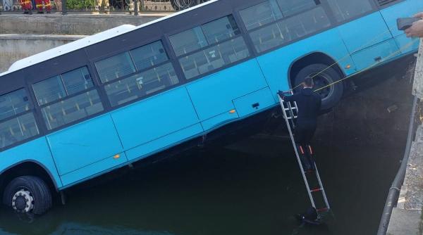 stb verificari dupa ce un autobuz a cazut in raul dambovita