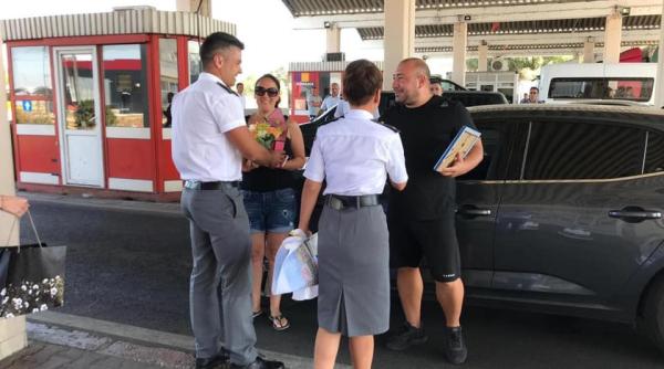 uta cornel  scafandrul roman care a salvat doua persoane de la inec in bulgaria  primit cu aplauze in vama