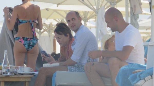 cristian dide imagini de pe litoral a coborat dintr o masina luxoasa alaturi de alti protestatari