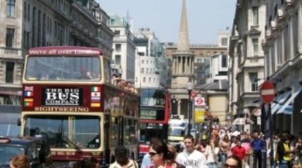 o pensionara a gasit un inel ce ar apartine lui wiliam shakespeare ce scrie pe el foto